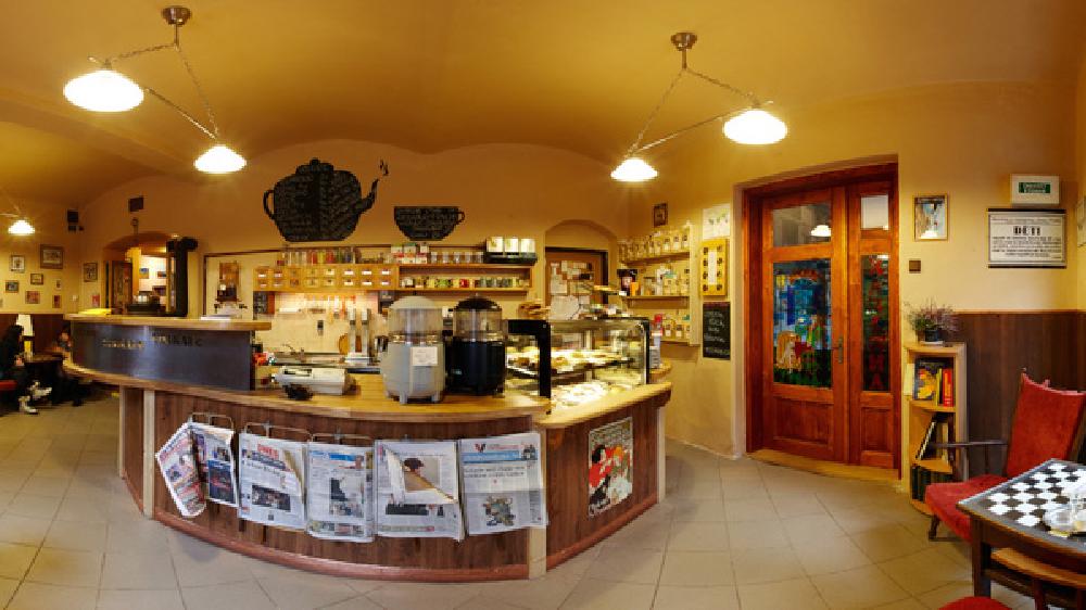 Bar Kafírny Volkafe v Trutnově s kávovarem a vitrínou